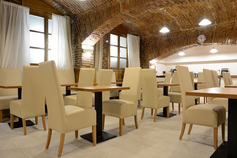 Restaurační lavice čalouněné a čalouněné židle